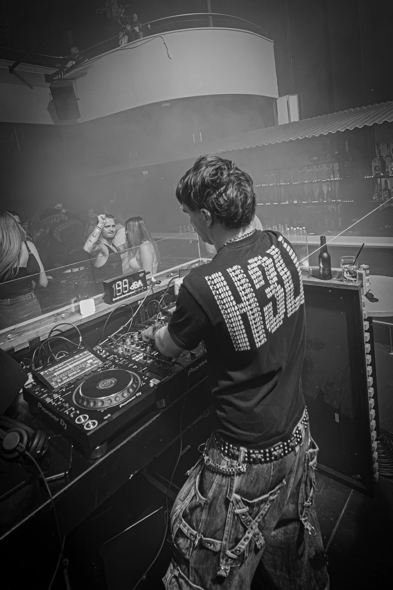Blick über das DJ-Pult – Schwarzweissaufnahme