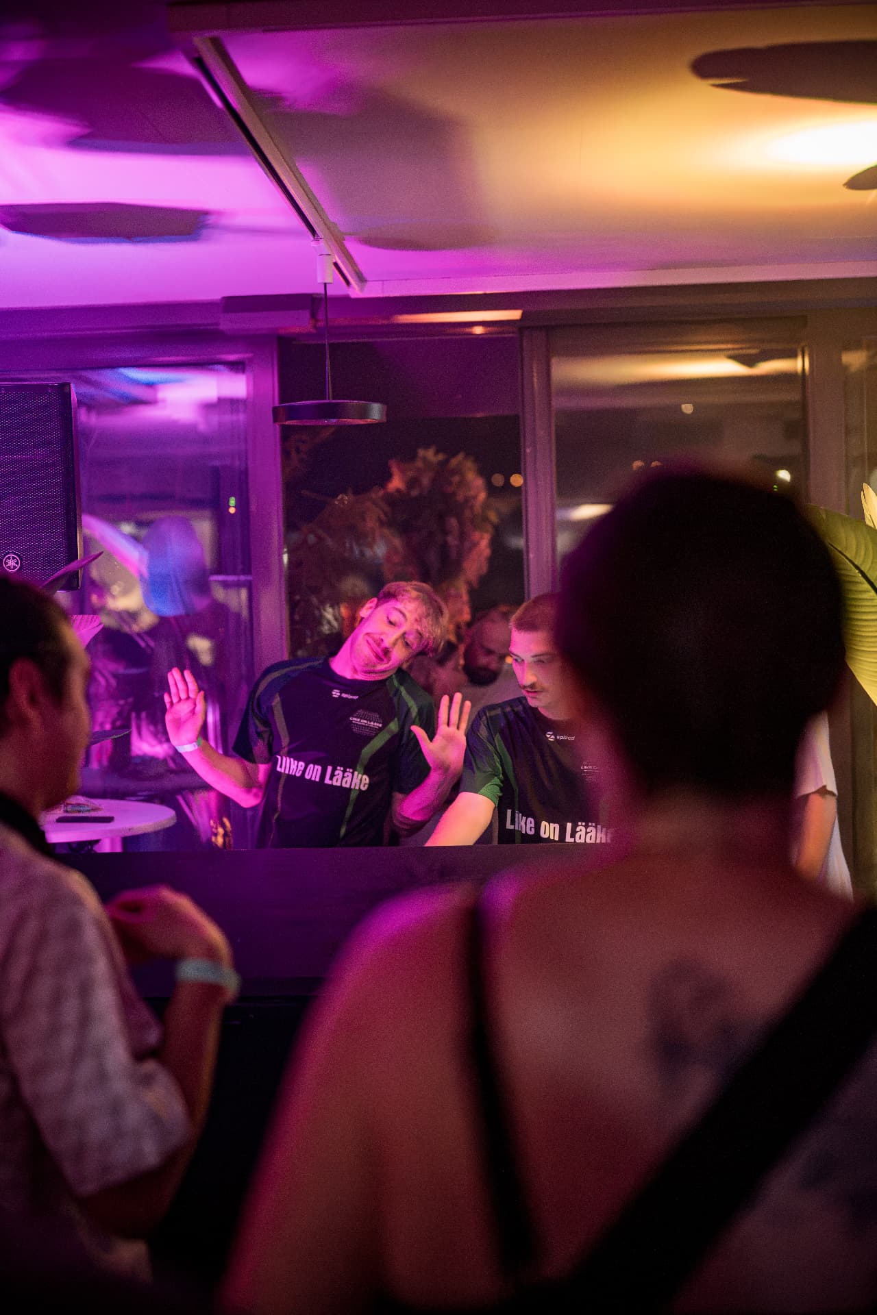 Gäste beim Tanzen im violetten Licht