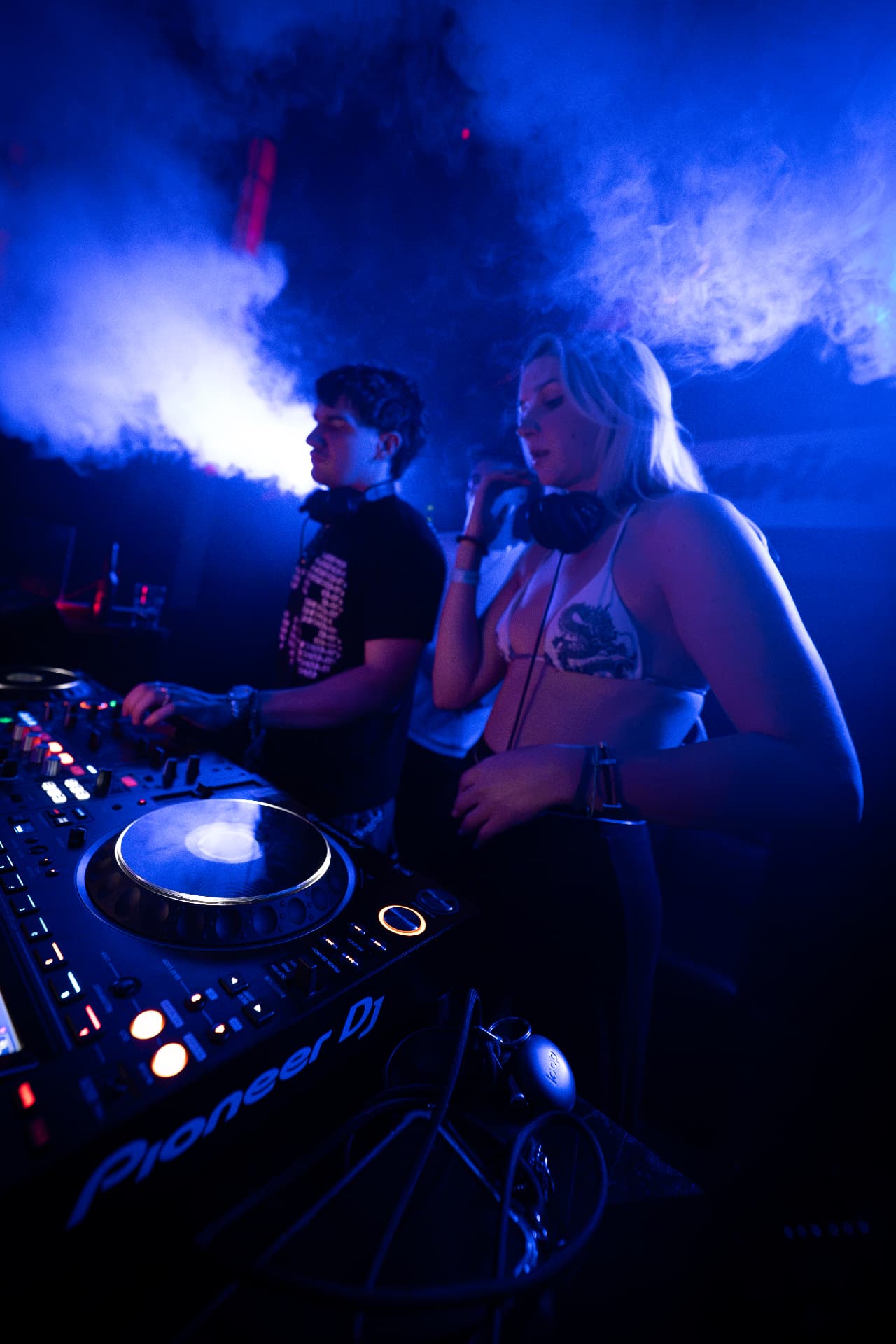 Zwei DJs am Mischpult im blauen Licht bei einem FOKUS Event